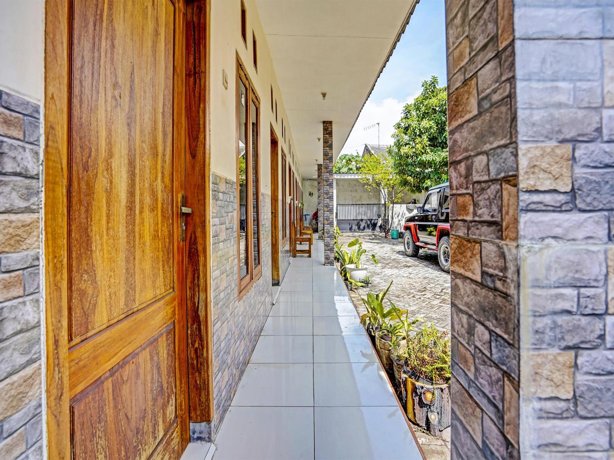 Spot On 91824 Rumah Kaloka Syariah Probolinggo Kültér fotó