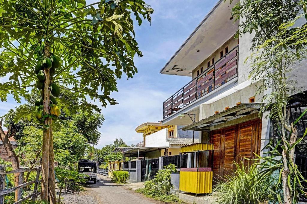 Spot On 91824 Rumah Kaloka Syariah Probolinggo Kültér fotó