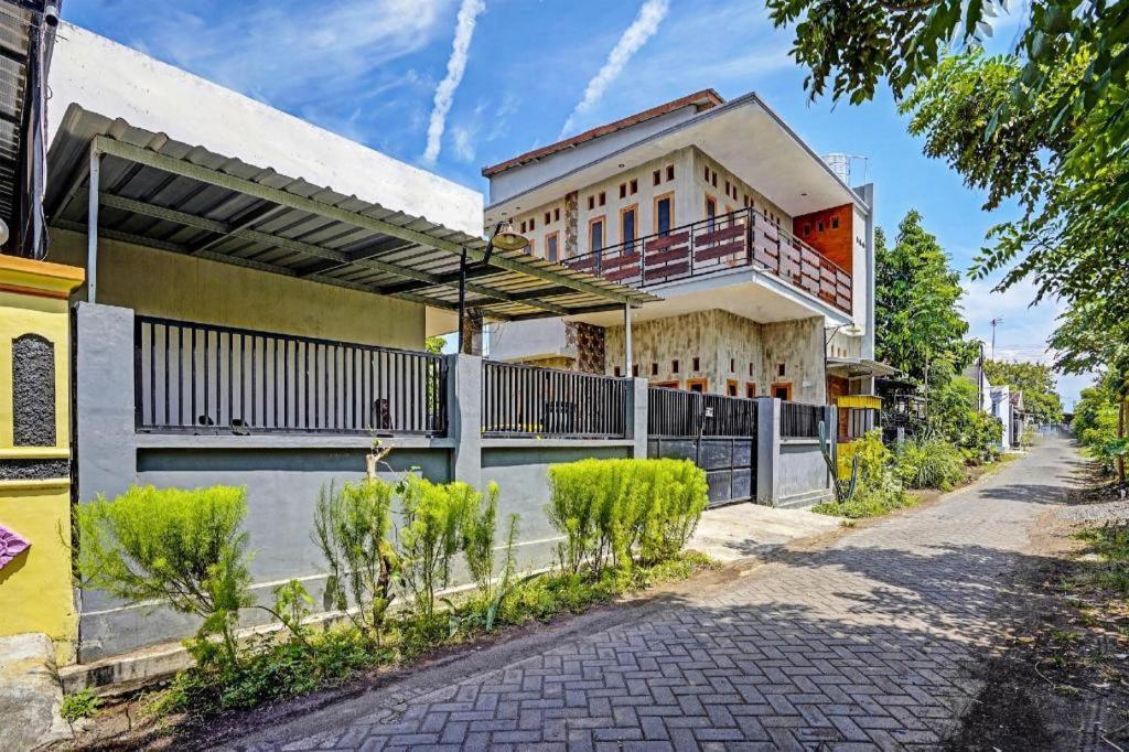 Spot On 91824 Rumah Kaloka Syariah Probolinggo Kültér fotó